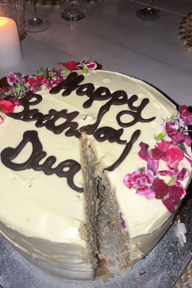 Dua Lipa feston 28-vjetorin, pamjet nga darka luksoze me partnerin, familjen dhe