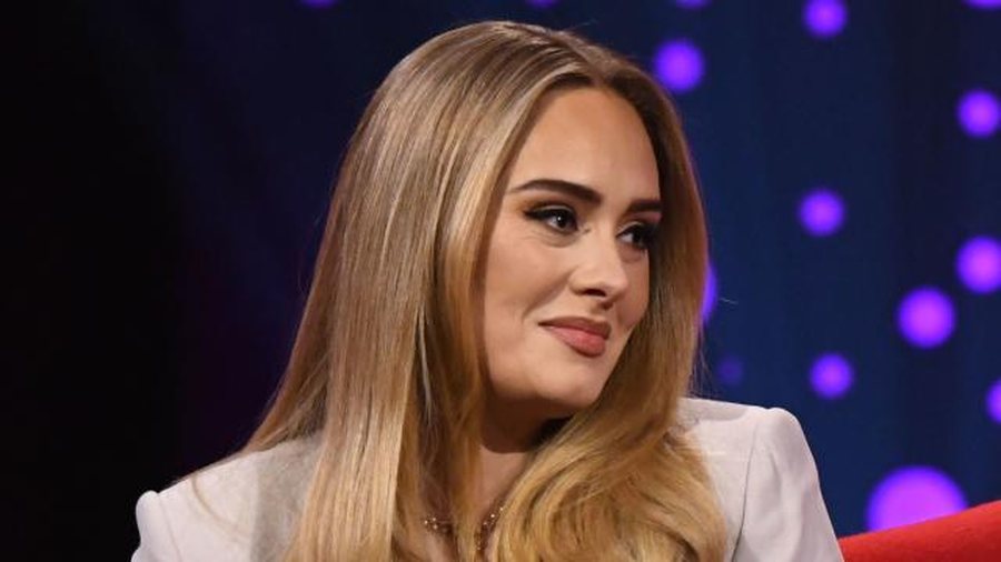 Adele thotë se të qenit një "grua e bardhë në