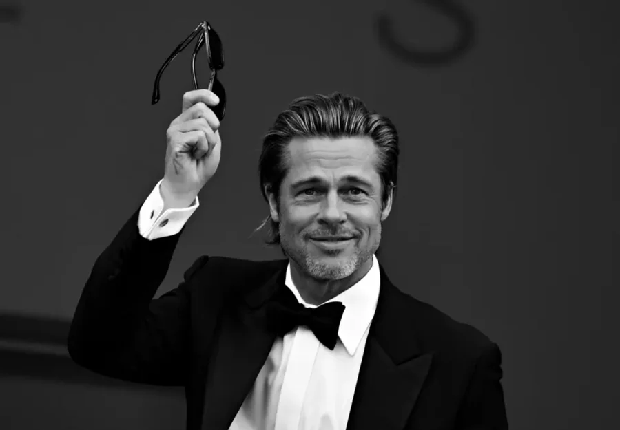 Brad Pitt feston ditëlindjen e 60-të me të dashurën 27 vite
