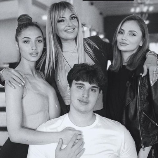 Ilda Gjoni me tre femijet