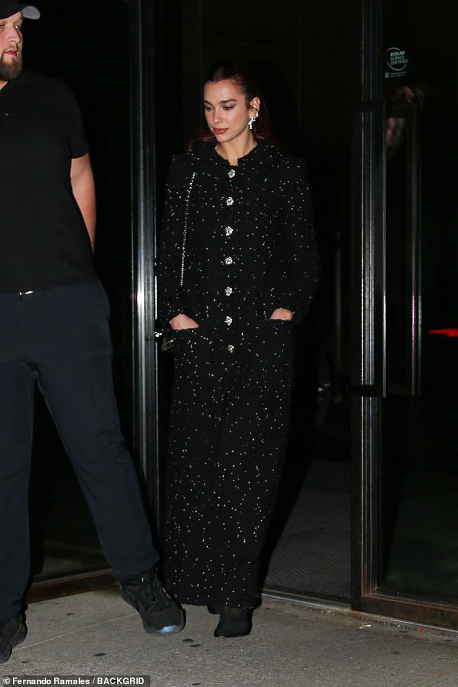 Kokë e këmbë Chanel, Dua Lipa shkëlqen në daljen e