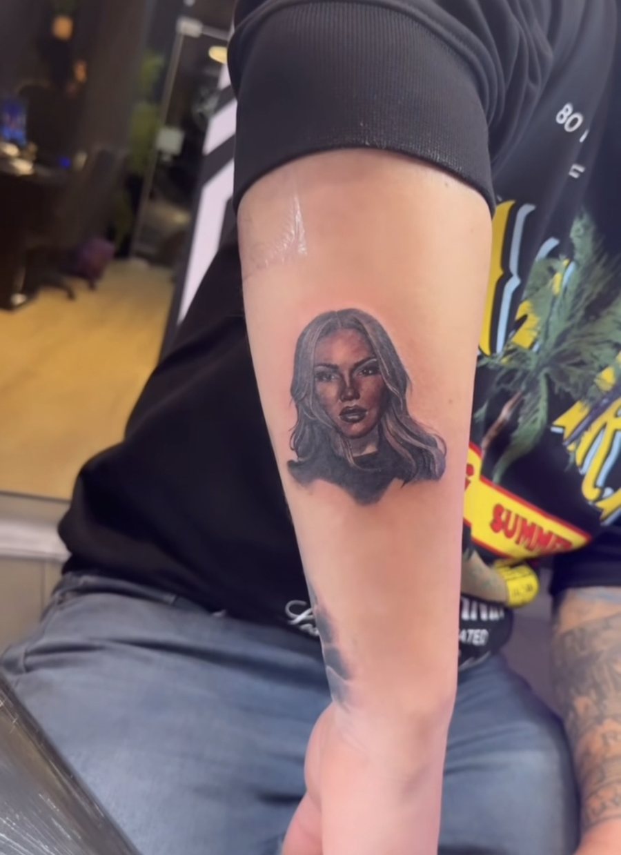 Luizi bën tatuazh portretin e Kiarës për 1-vjetorin e njohjes