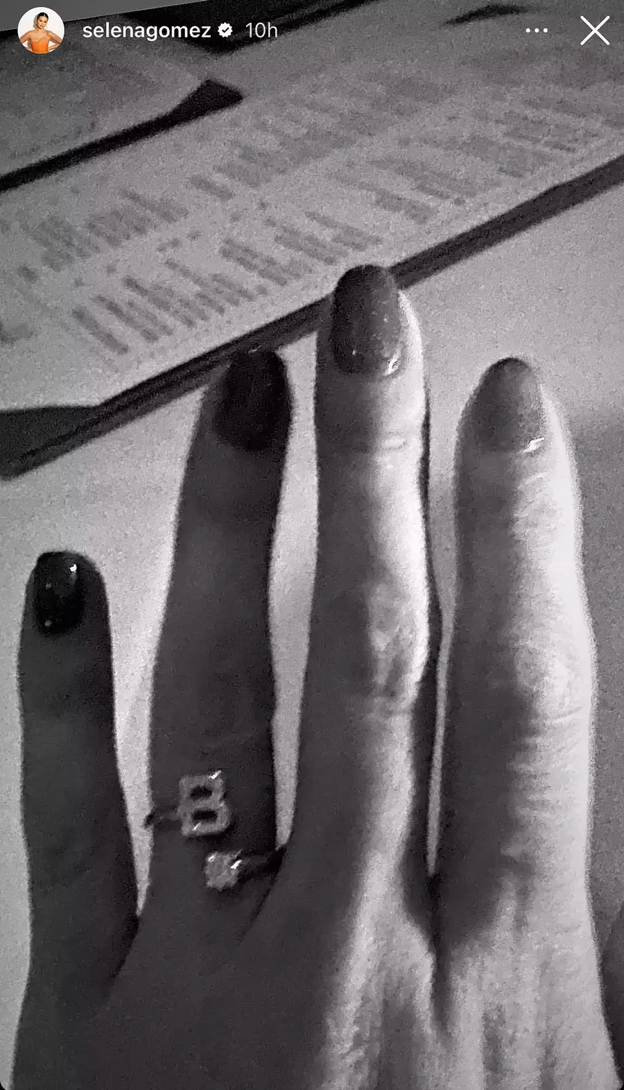 Selena Gomez tregon unazën dedikuar Benny Blanco!