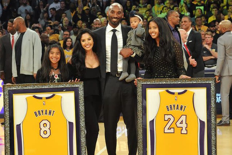 Shiten në ankand fanella dhe pantallonat e Kobe Bryant!