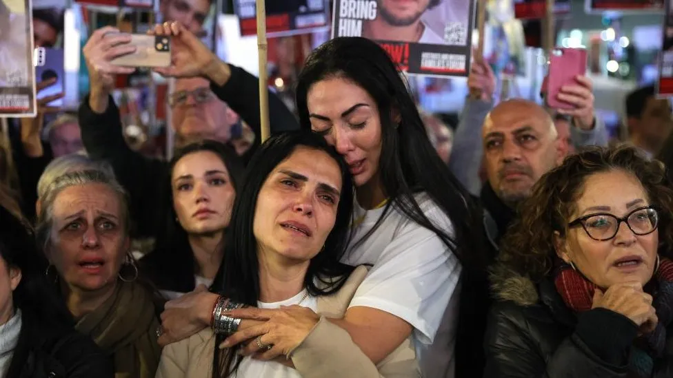 Familjet e pengjeve izraelitë të mbajtur në Gaza iu bashkuan një tubimi masiv në Tel Aviv që shënonte njëqind ditë të robërisë së tyre