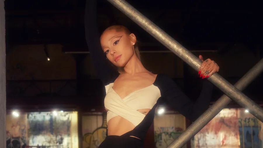  Ariana Grande rikthehet në muzikë pas 4 vitesh!