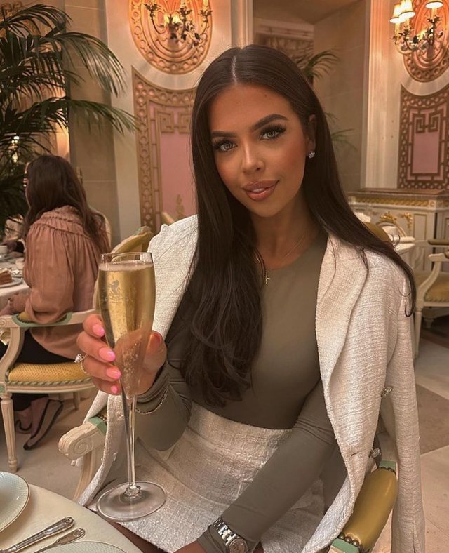 Armando Broja prezanton të dashurën në natën e