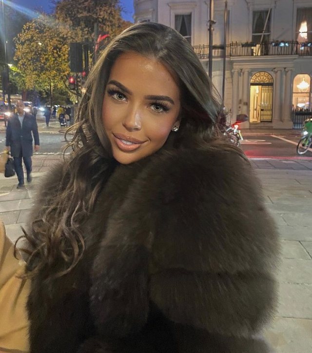 Armando Broja prezanton të dashurën në natën e