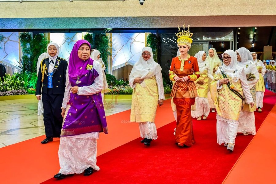 Befason princi më eksentrik i botës, martohet me një vajzë