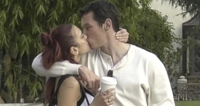 Dua Lipa shfaqet me të dashurin e ri, çifti shkëmben puthje