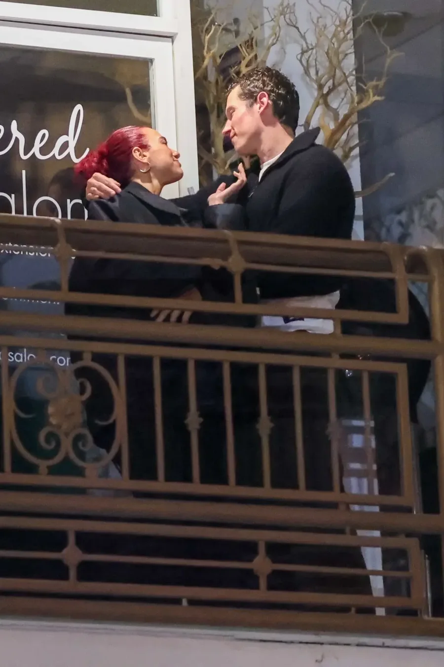 FOTO/ Dua Lipa dhe i dashuri i ri fotografohen duke u puthur!