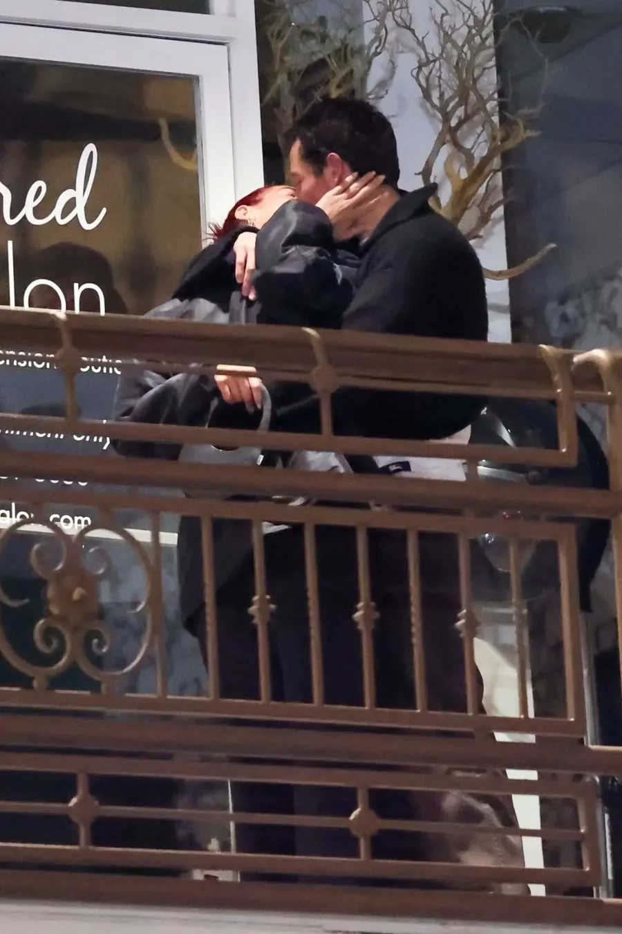 FOTO/ Dua Lipa dhe i dashuri i ri fotografohen duke u puthur!