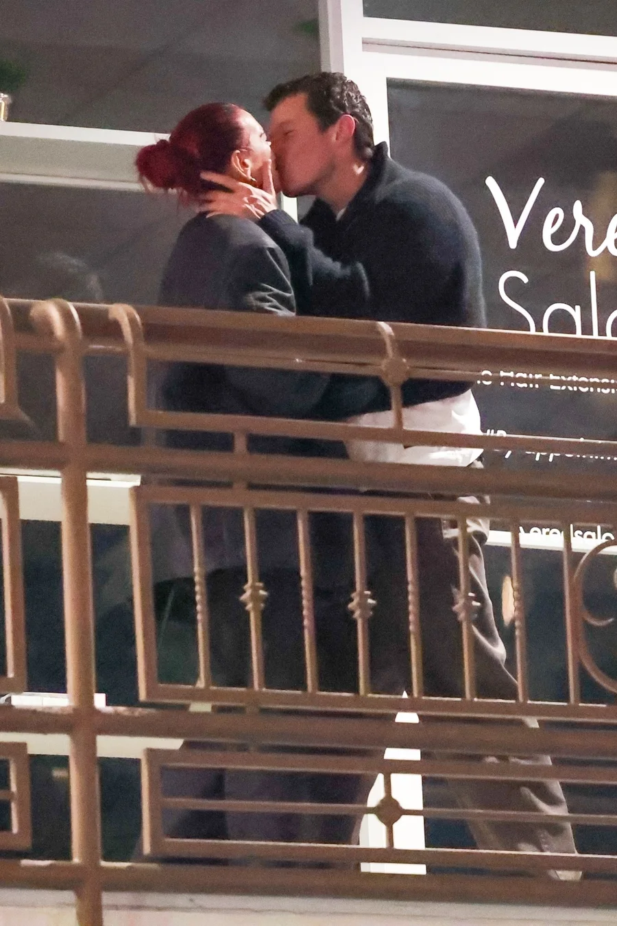 FOTO/ Dua Lipa dhe i dashuri i ri fotografohen duke u puthur!