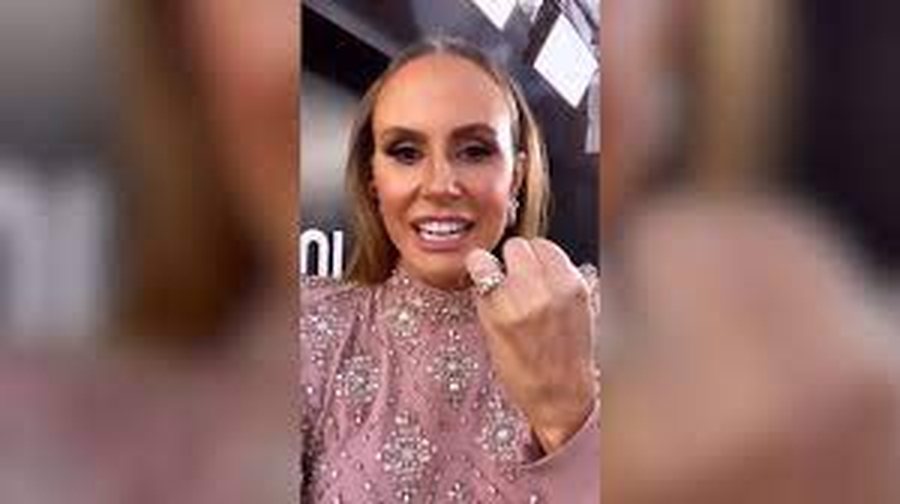 Gazetarja humb diamantin në tapetin e kuq të “Golden