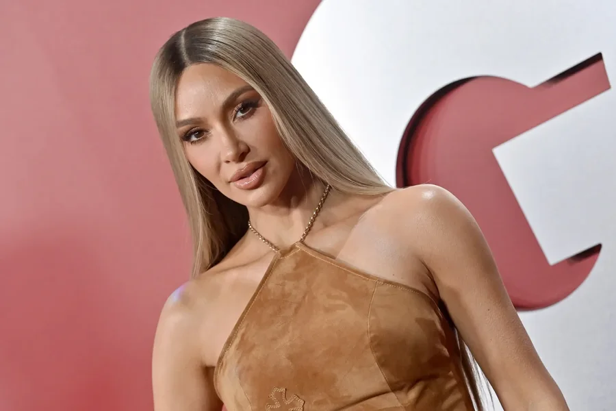 Kim Kardashian rikthehet si ambasadore te Balenciaga!