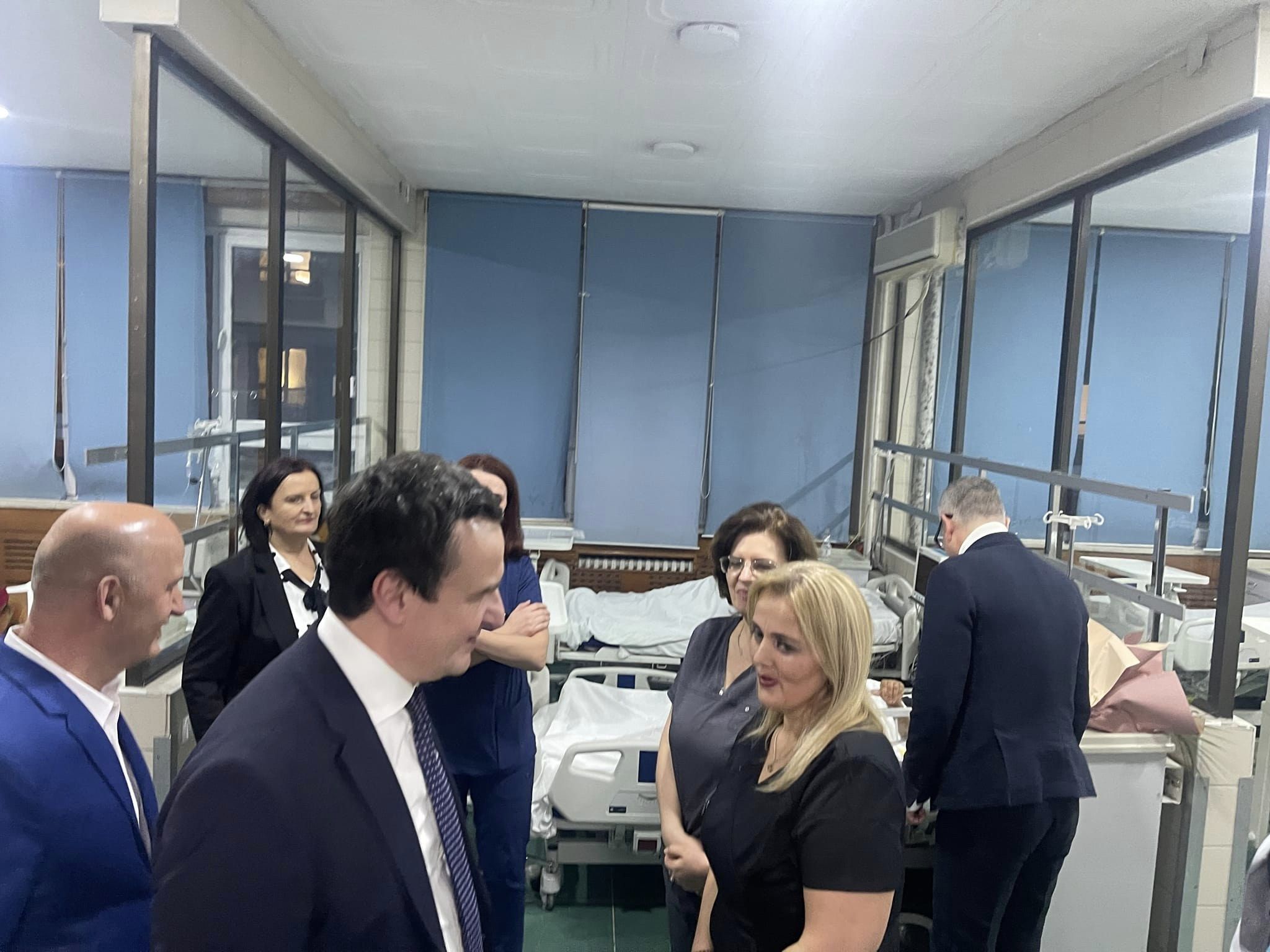 Kryeministri Albin Kurti, me nenat e dy bebeve te para ne Kosove