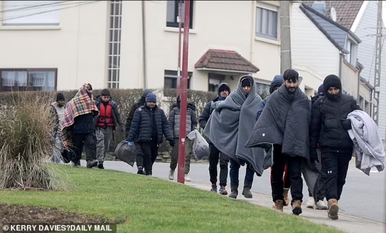Emigrantët ecin nëpër komunën bregdetare franceze të Wimereux të mërkurën pasdite pas një përpjekjeje për të kaluar kanalin