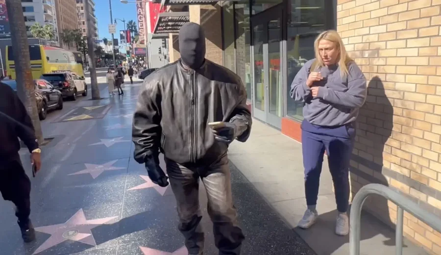 Revoltohet Kanye West; i merr telefonin gazetares në mënyrë