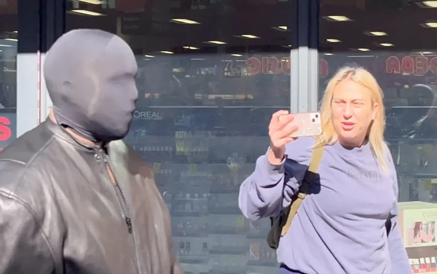 Revoltohet Kanye West; i merr telefonin gazetares në mënyrë