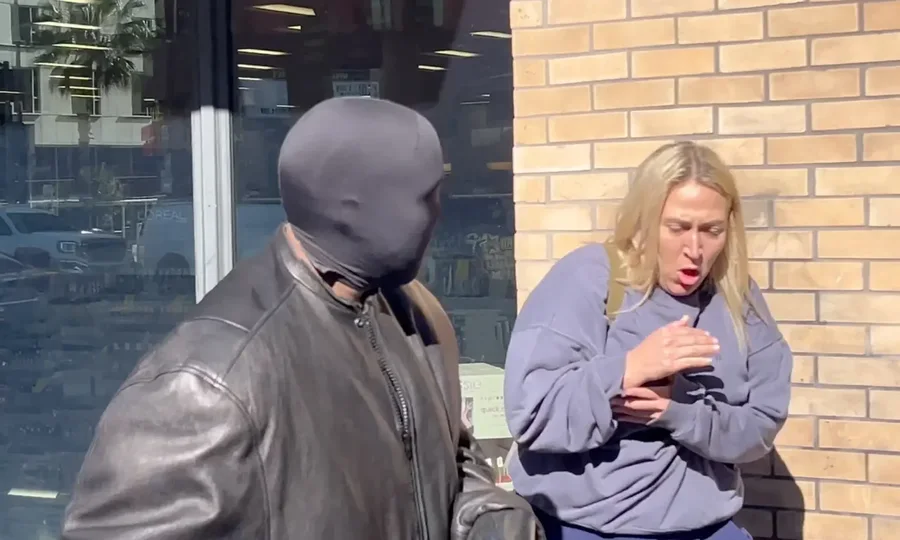 Revoltohet Kanye West; i merr telefonin gazetares në mënyrë