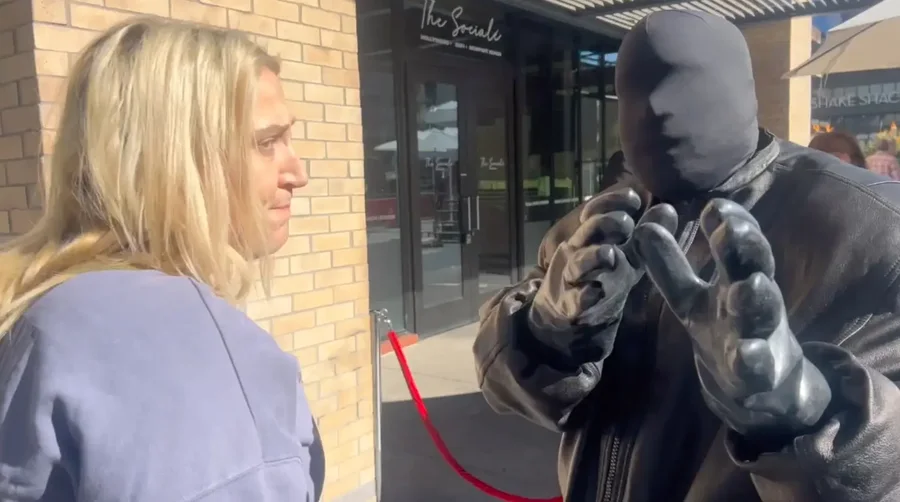 Revoltohet Kanye West; i merr telefonin gazetares në mënyrë