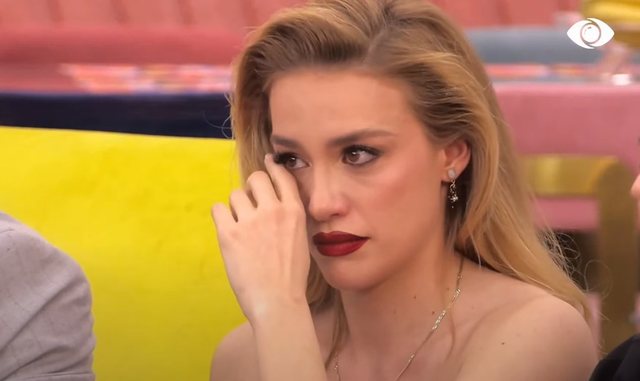 Roza e akuzoi se merret vetëm me burra, Heidi shpërthen në lot,