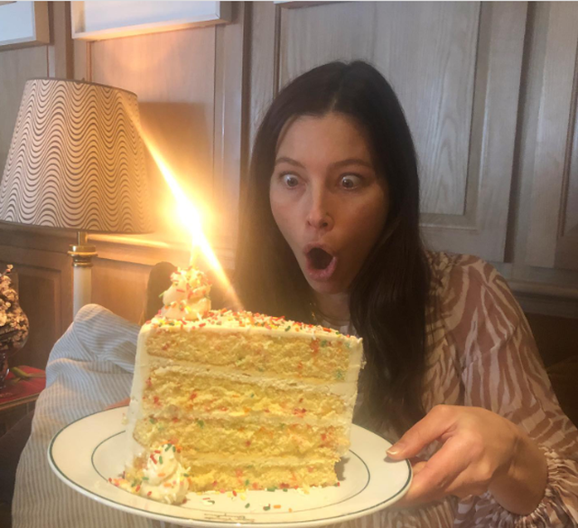 Video/ Jessica Biel inkurajon njerëzit të hanë në