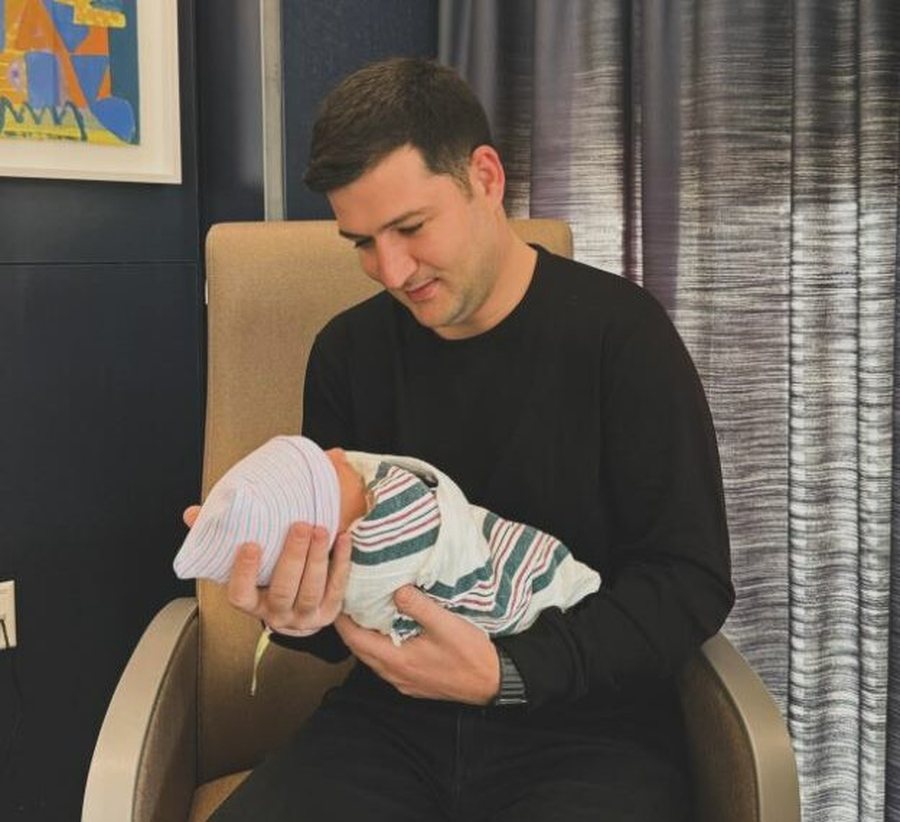 “Zoti na bekoi…”, Arbër Hajdari bëhet baba për