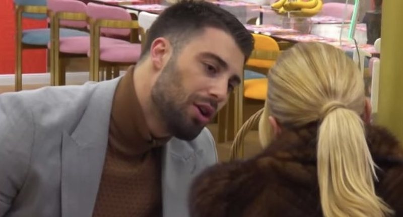 Zyrtarisht çift! Meritoni puth Ilnisën në buzë (Video)