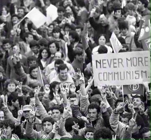 Fotografi nga rrëzimi i bustit të ish diktatorit Enver Hoxha, 20 shkurt të vitit 1991 