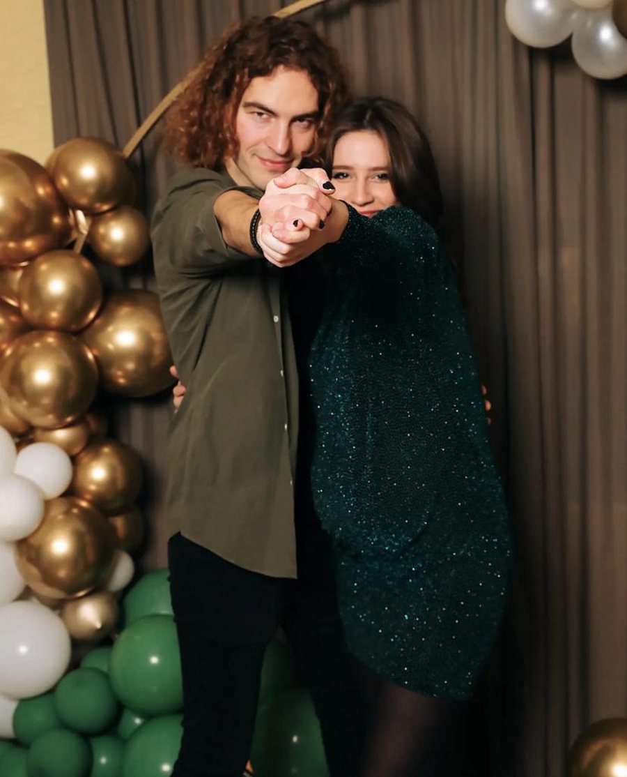 Gjergj Kaçinari na prezanton me gruan e tij, dhe jep lajmin e