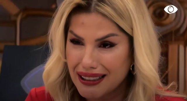 Ilnisa flet me vajzën, Meritoni shpërthen në lot