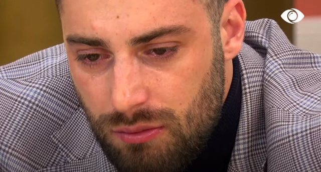 Ilnisa flet me vajzën, Meritoni shpërthen në lot