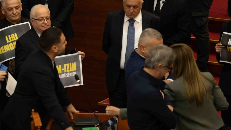 Momenti kur Elda Hoti i heq mikrofonin Agalliut