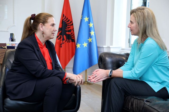 Kumbaro−Mogherini nënshkruajnë memorandumin/ Studentët e