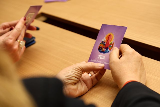 Kumbaro−Mogherini nënshkruajnë memorandumin/ Studentët e