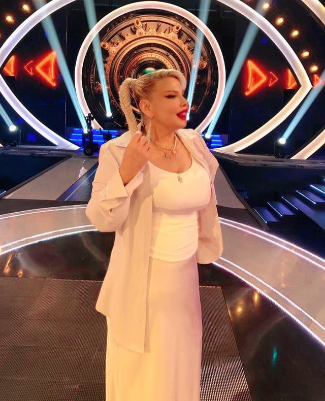 Meri Shehu mahnit fansat, astrologia bën ndryshimin e madh në pamje