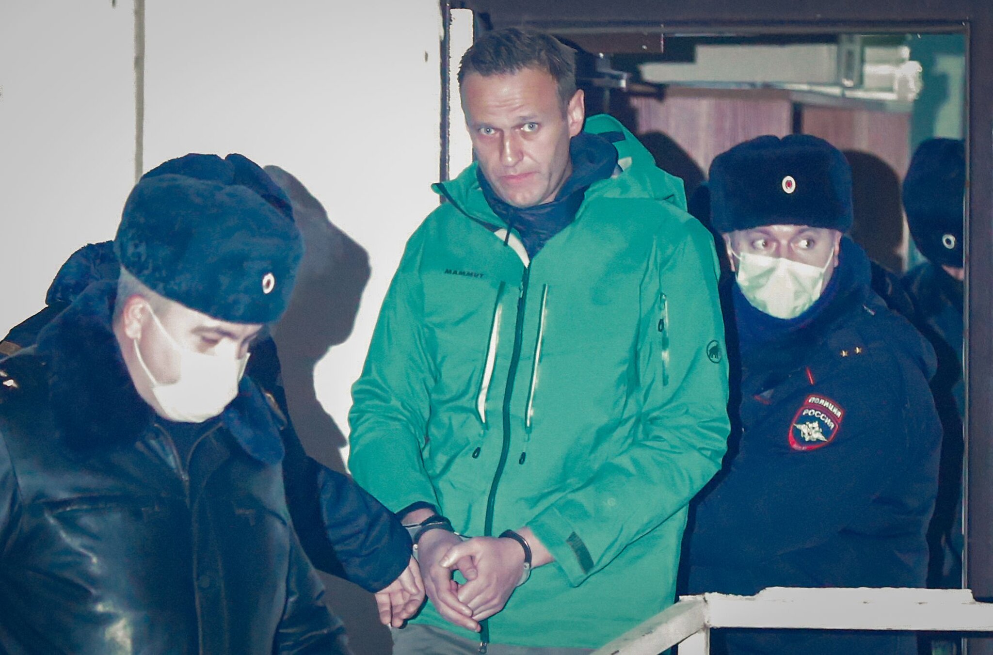 Fotoarkiv/ Udhëheqësi i opozitës ruse Navalny duke u marre nga një stacion policie jashtë Moskës më 18 janar.