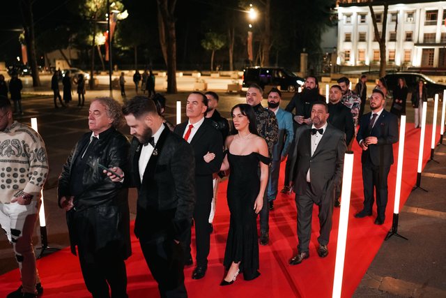 Për ju që nuk ishit tek premiera e 'Dy gisht mjaltë',