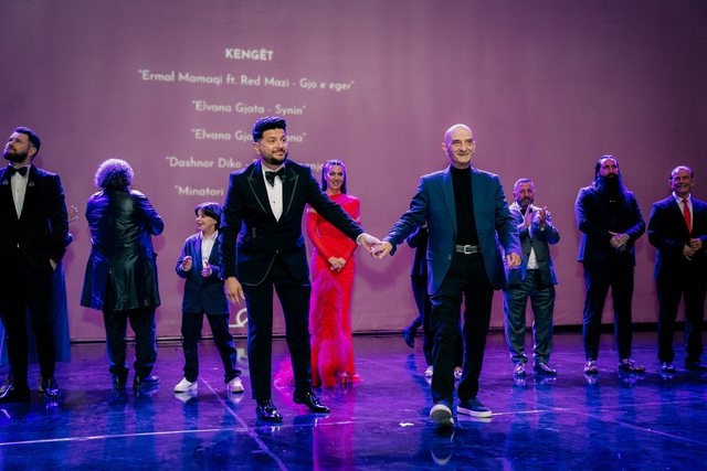 Për ju që nuk ishit tek premiera e 'Dy gisht mjaltë',