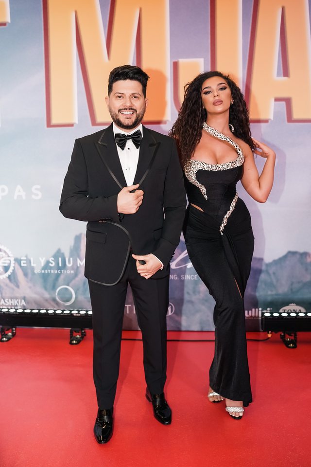 Për ju që nuk ishit tek premiera e 'Dy gisht mjaltë',