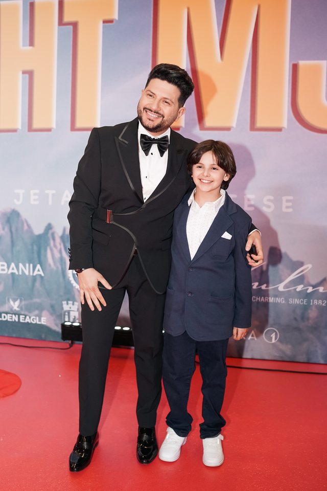 Për ju që nuk ishit tek premiera e 'Dy gisht mjaltë',