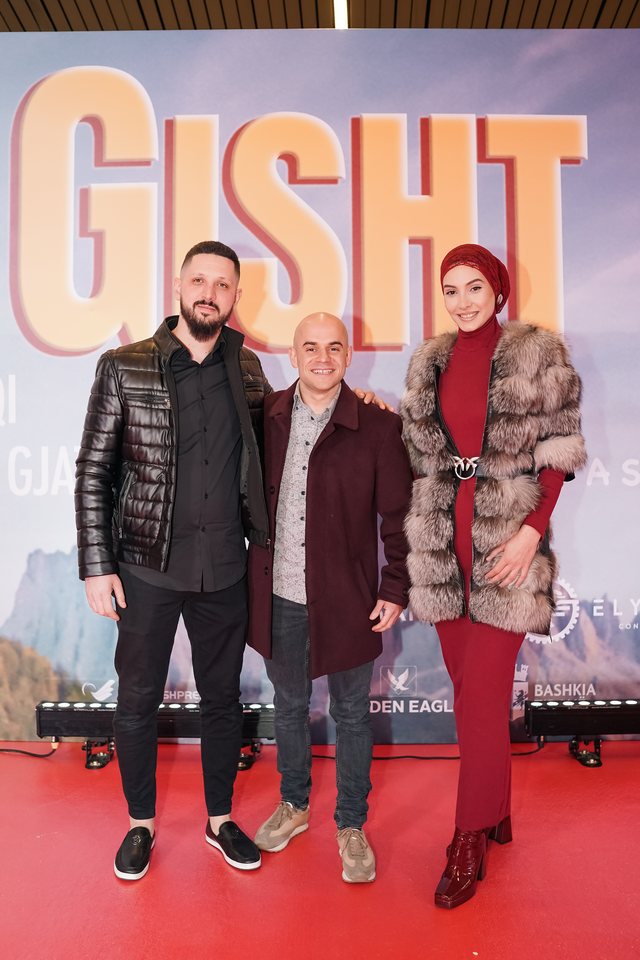 Për ju që nuk ishit tek premiera e 'Dy gisht mjaltë',