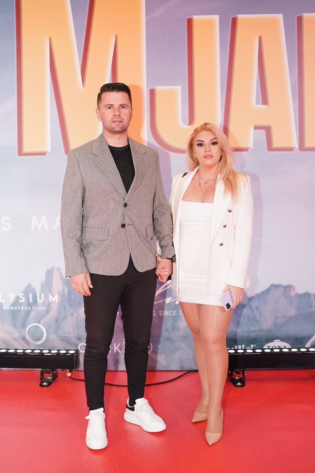 Për ju që nuk ishit tek premiera e 'Dy gisht mjaltë',