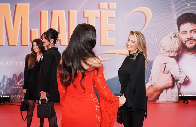 Për ju që nuk ishit tek premiera e 'Dy gisht mjaltë',