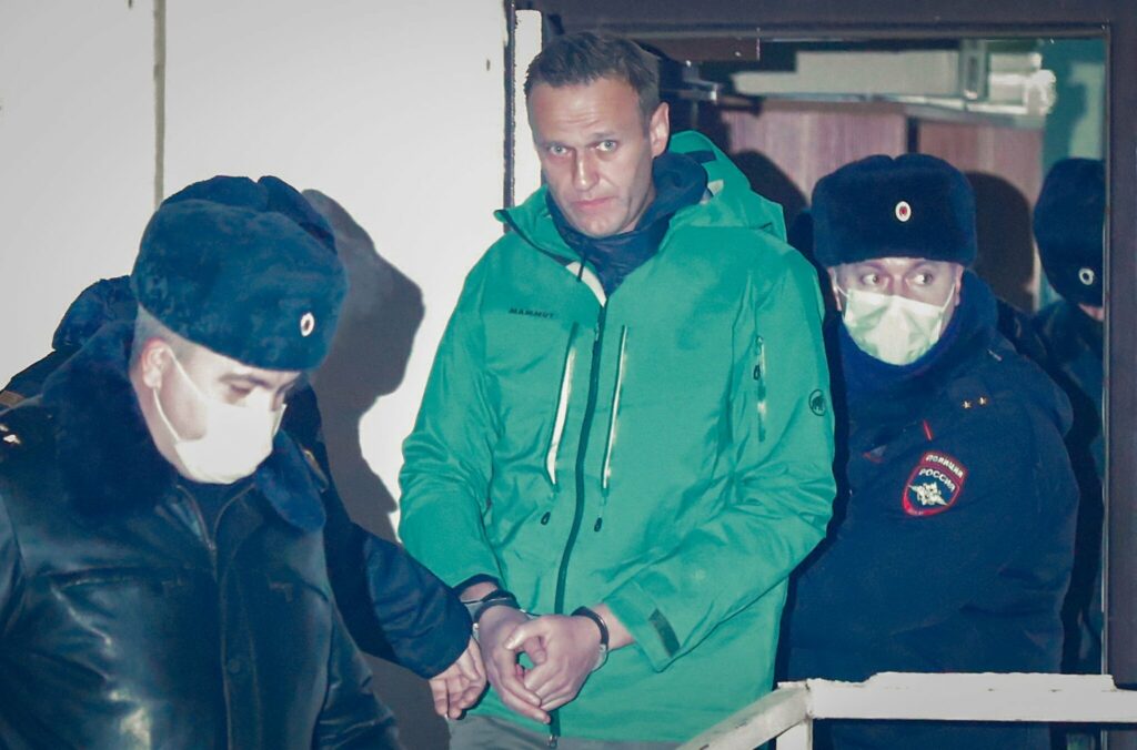 Fotoarkiv/ Udhëheqësi i opozitës ruse Navalny duke u marre nga një stacion policie jashtë Moskës më 18 janar. 