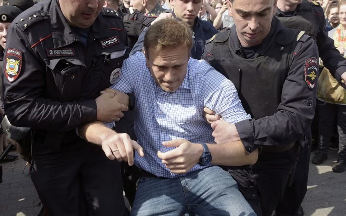 Navalny duke u marre ne force gjate nje tubimi ne 2018