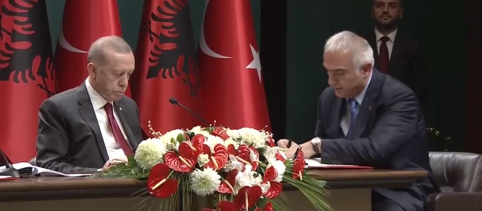 Foto nga nenshkrimi i marreveshjeve