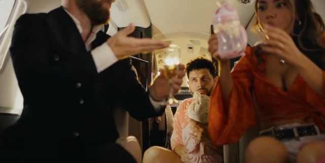 E keni pritur me padurim, del më në fund kënga e '2 gisht