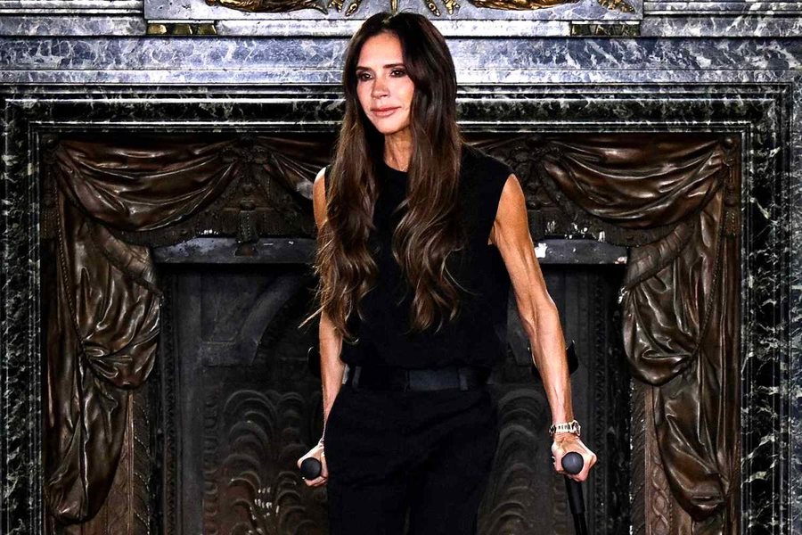 Edhe pse me paterica; Victoria Beckham shfaqet në Javën e Modës